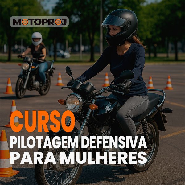Mulher motociclista praticando pilotagem defensiva em curso do MOTOPROJ