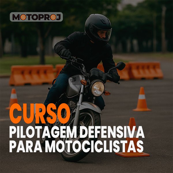 Motoqueiro em curso de pilotagem defensiva com cones no asfalto