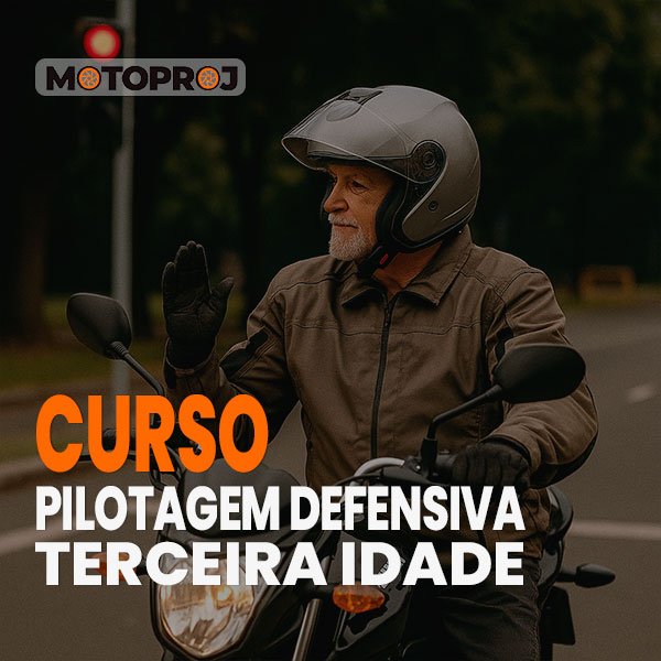 Idoso participando de curso do MOTOPROJ sobre segurança no trânsito