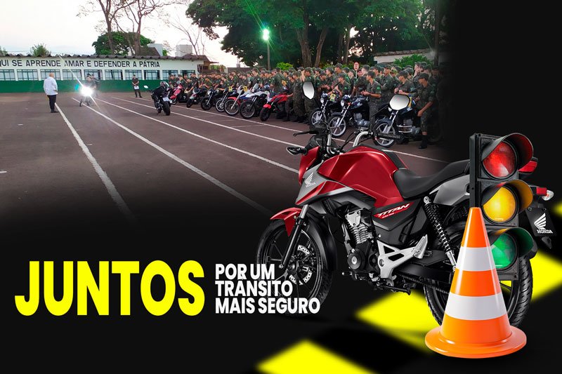 Motociclistas participantes do MOTOPROJ reunidos em pista de treinamento noturno