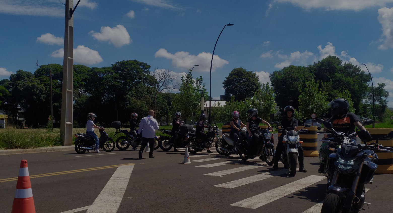 Mulheres motociclistas em treinamento exclusivo do MOTOPROJ com foco em direção segura.