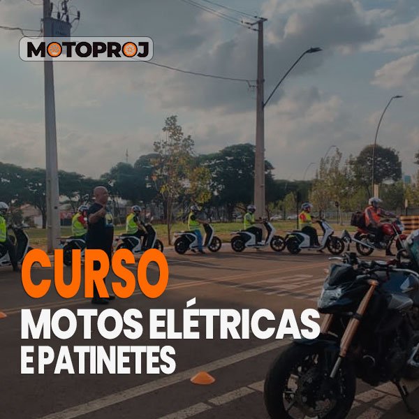 Curso do MOTOPROJ com motos e patinetes elétricos estacionados para prática